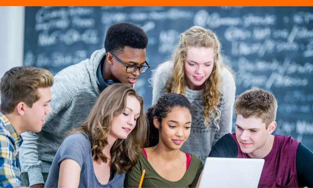 teens researching for illinois scholarship